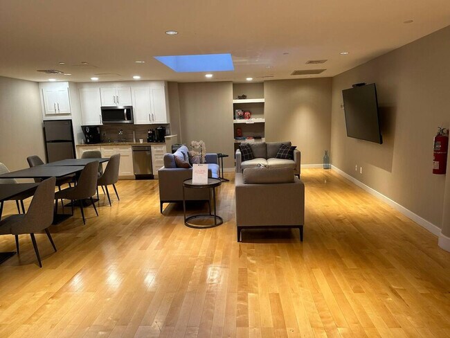 Building Photo - 862 6th Ave