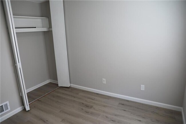 Building Photo - 1321 Surrey Ln SW