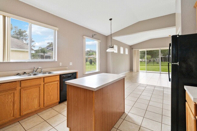 Building Photo - Nice 3/2 with Bonus Room in Oak Hammock Pr...