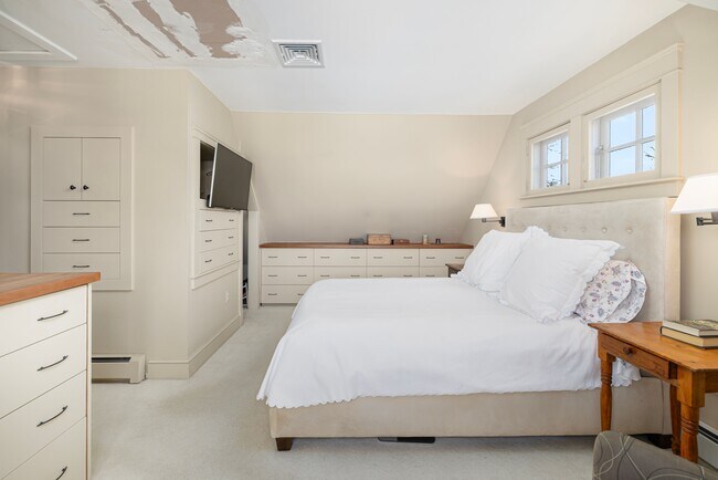 Building Photo - 68 Sachuest Way