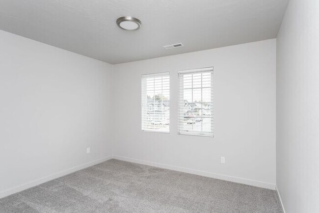 Building Photo - Townhomes at Bent Rock