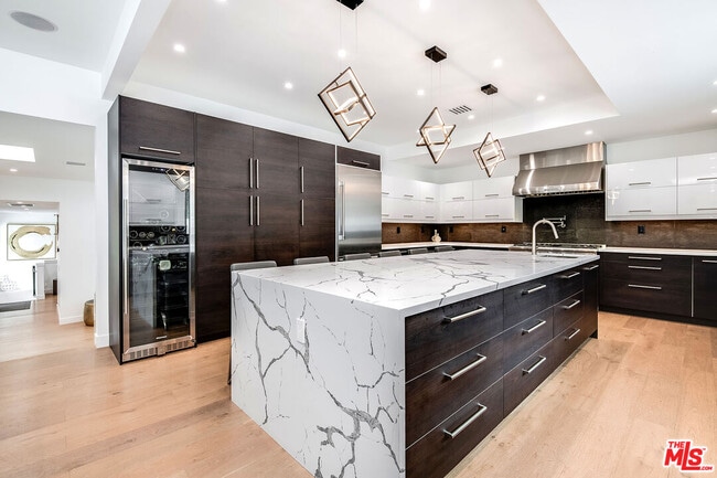 Building Photo - 13378 Contour Dr