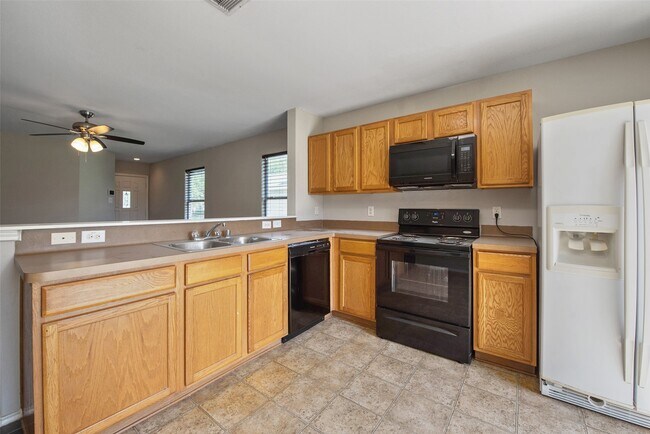 Building Photo - 7939 Yaupon View Dr