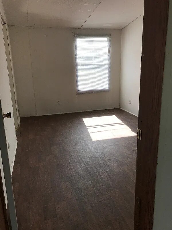 Building Photo - 3 Bedroom 2 bathroom