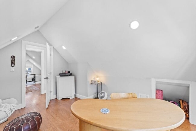 Building Photo - 76 Condict St