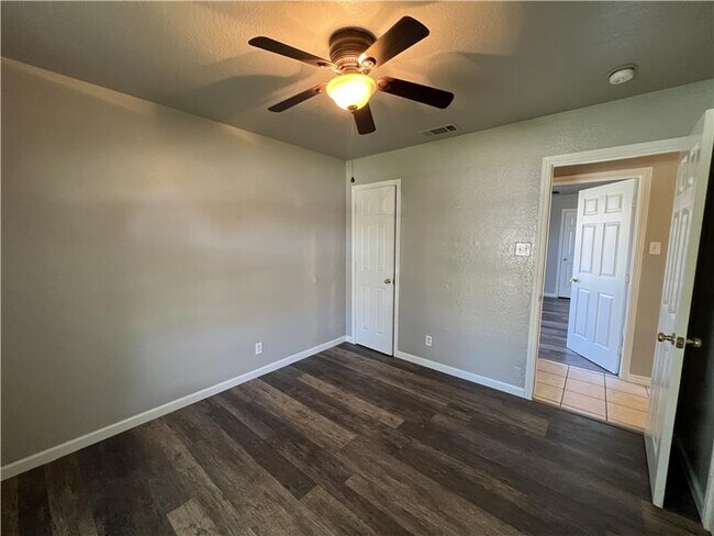 Building Photo - 3607 Crescent Dr