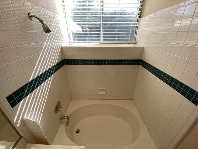 Building Photo - Charming Single-Story Home in Tracy — Across from the Park!