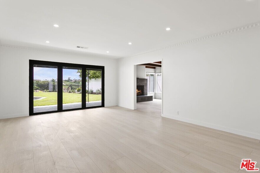 Building Photo - 4444 Don Felipe Dr