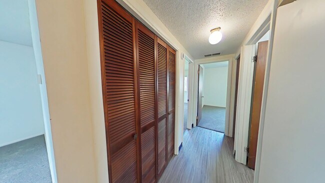 Building Photo - Spacious and charming conveniently located...