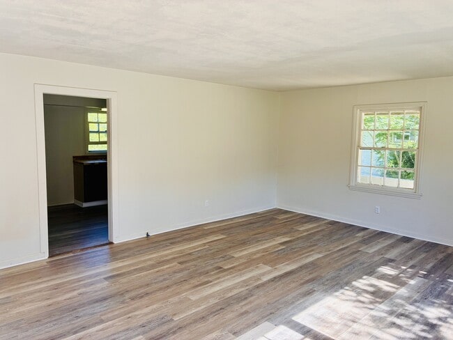 Building Photo - 806 Miller Ave