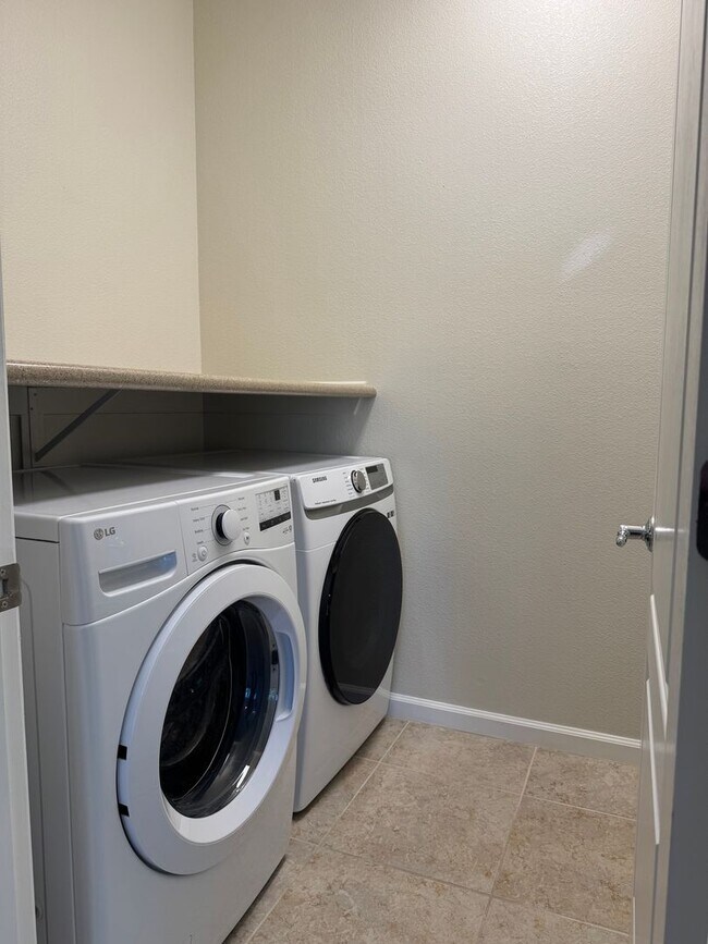 Building Photo - 5 bedroom home in W. Roseville. No carpet!