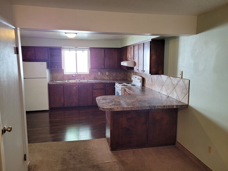 kitchen - 180 E 100 N