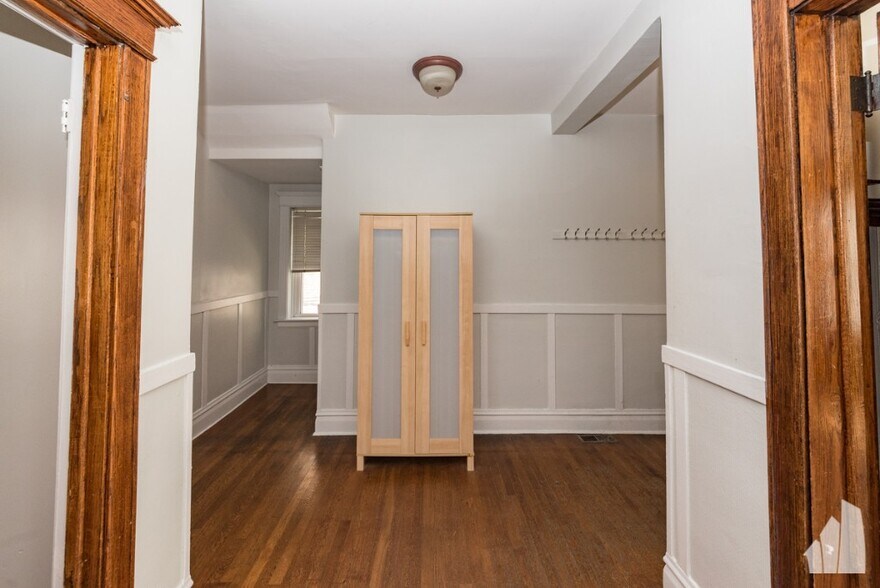 Building Photo - 4008 N Southport Ave