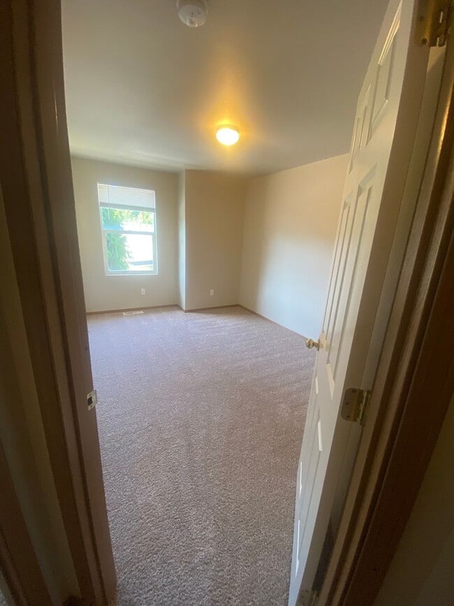 Building Photo - Move in special- 2 weeks free!  Lake Steve...