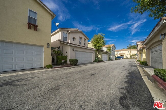 Building Photo - 121 Cancion Way