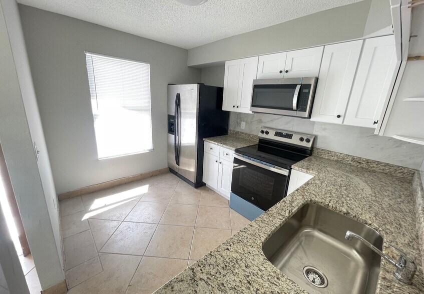 Building Photo - 17419 Dumont Dr