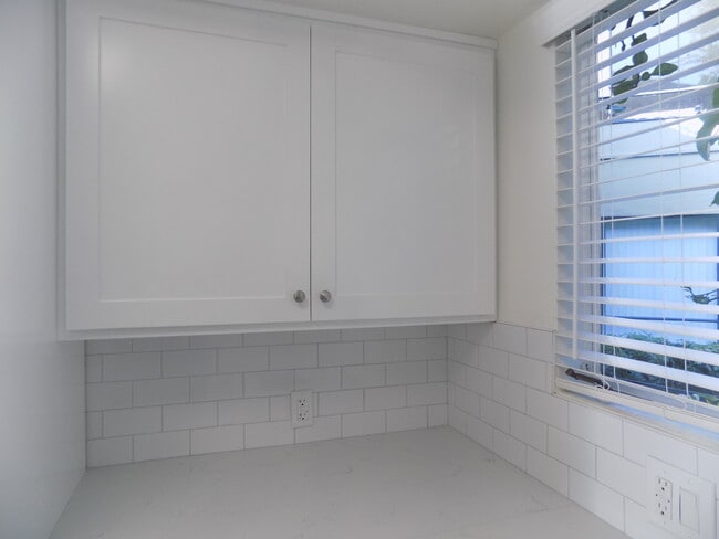 Building Photo - 646 S Barrington Ave