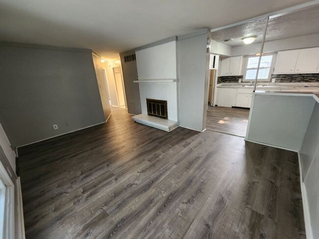 Building Photo - 3 Bdr Large Single Family House in a Nice ...