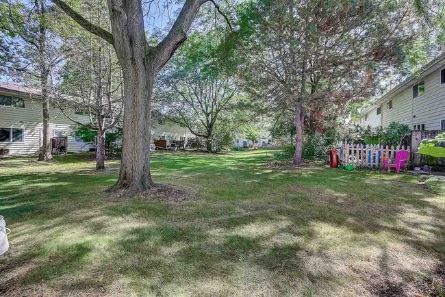 Building Photo - 40 N Lakewood Gardens Ln