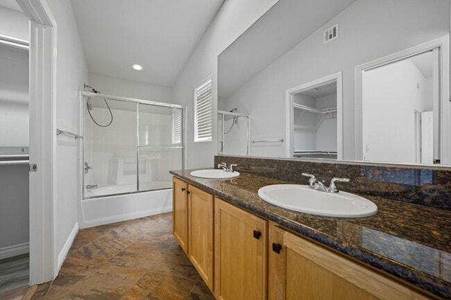 Building Photo - 51780 Avenida Velasco