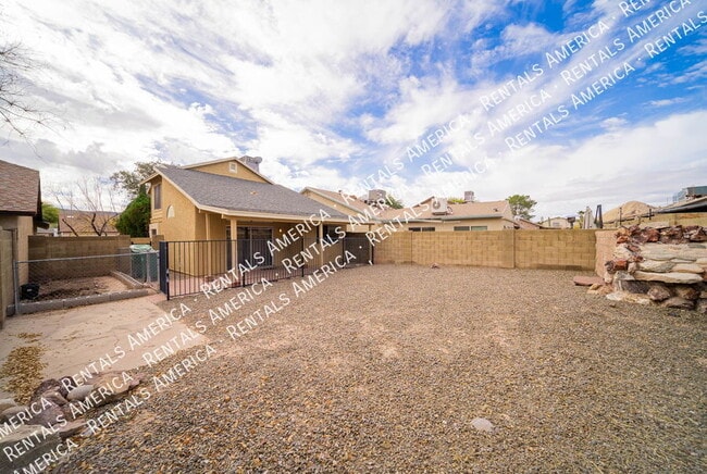 Building Photo - Comfy home in country setting