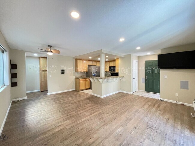 Building Photo - 4013 Oakcrest Dr