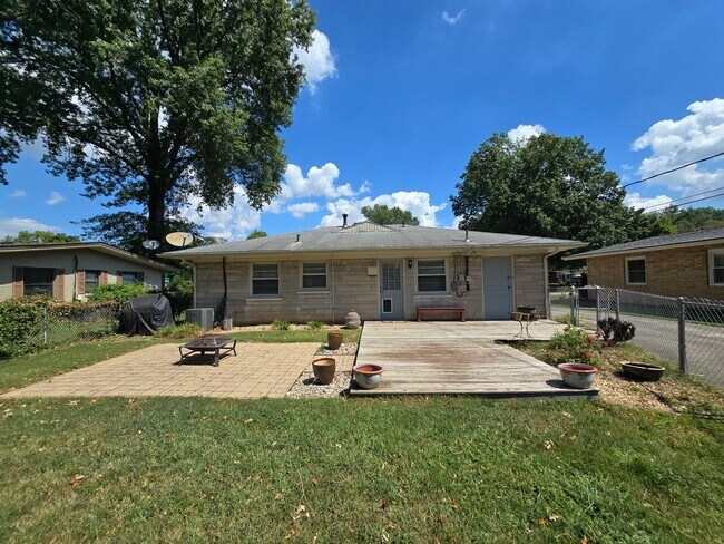 Building Photo - Newly remodeled 3 bed/1 bath home with a 1...