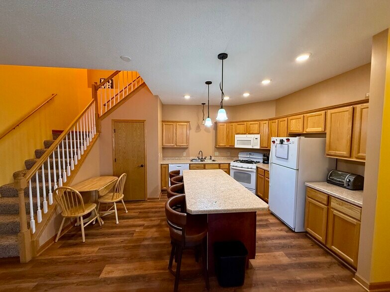 Building Photo - 483 Hickory Ln N