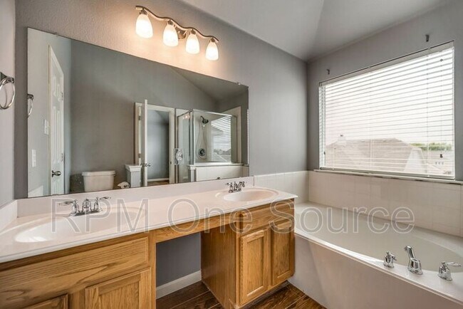 Building Photo - 300 Creekside Dr