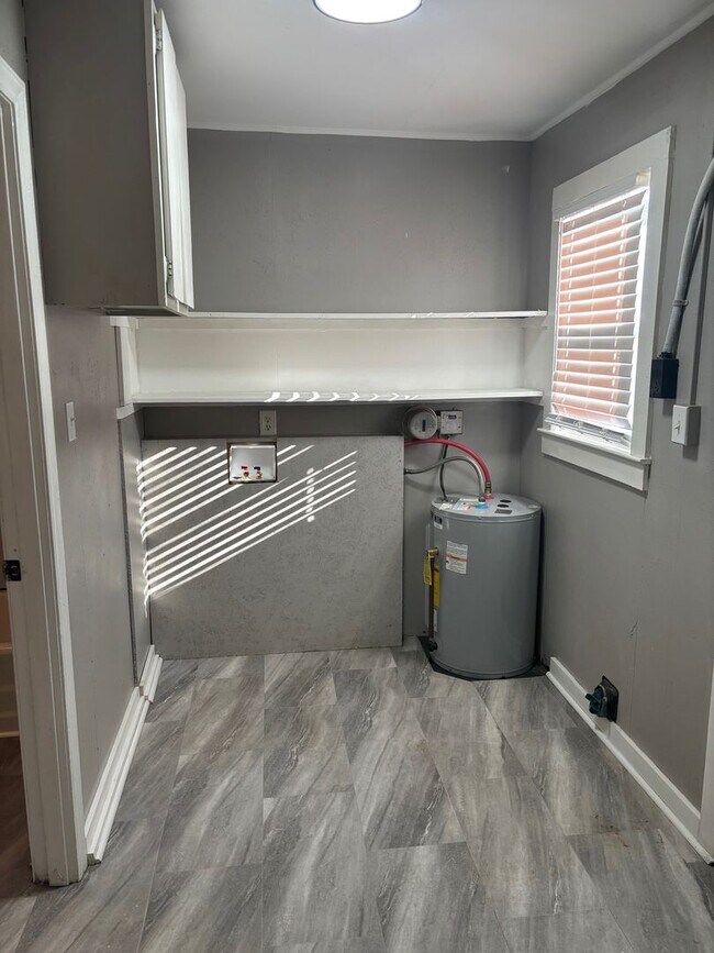 Building Photo - 1095