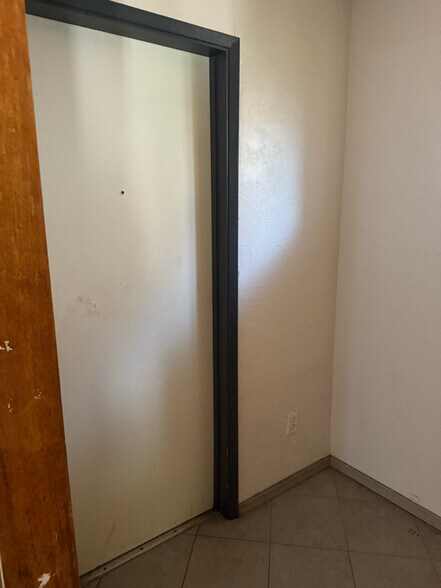 Building Photo - 2923 W Rose Ln