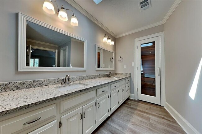Building Photo - 1231 Kelvington Way SW