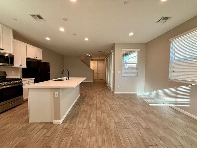 Building Photo - 3 BED 2.5 BATH 2 CAR GARAGE MODERN TOWNHOM...