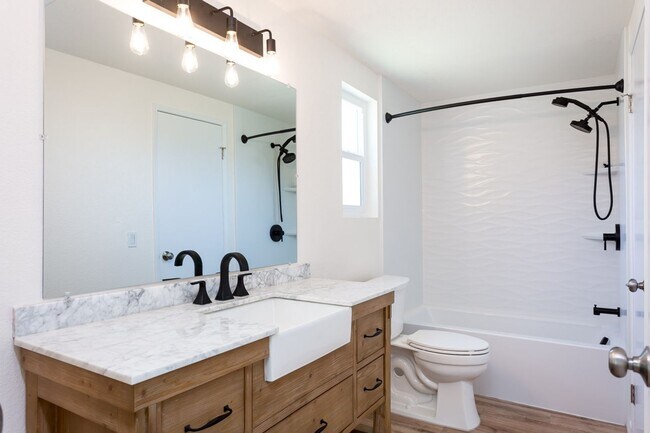 Building Photo - Charming Remodeled Townhome!