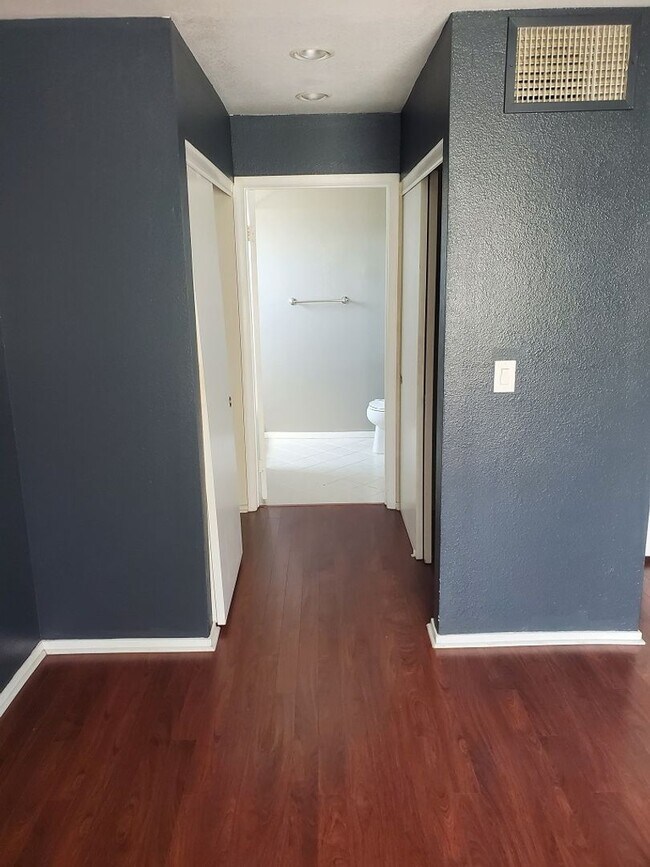 Building Photo - Cute 2 bedroom 2 bath condo