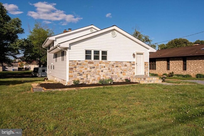 Building Photo - 1952 Forest Dr