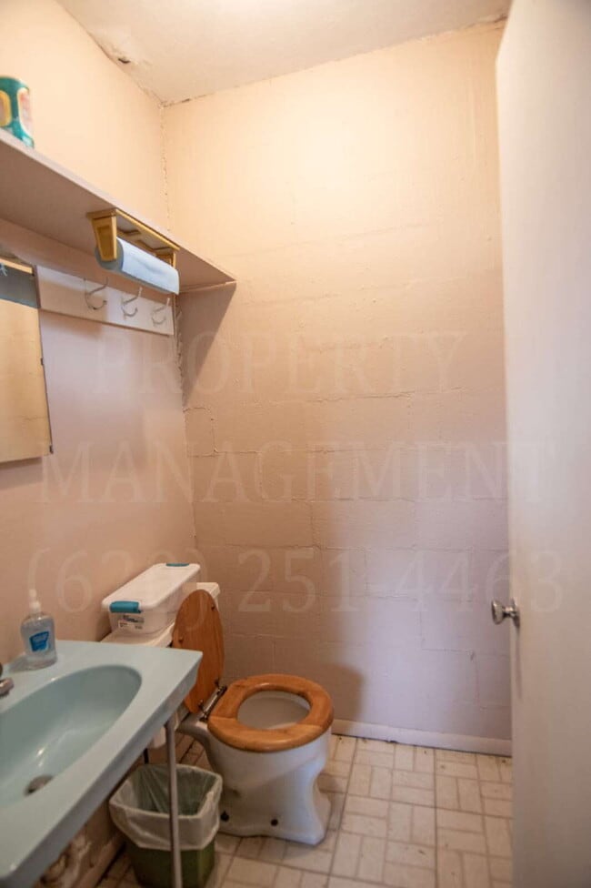 Building Photo - 3-Bed, 1.5-Bath with Detached Dual-Access ...