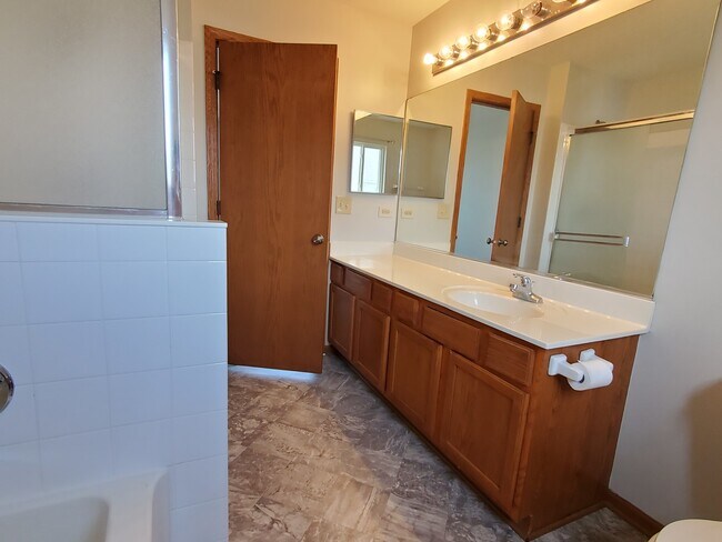 Building Photo - 3104 Nantucket Dr
