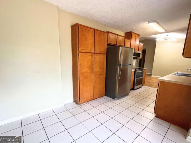 Building Photo - 317 Lake View Dr