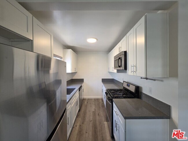 Building Photo - 10734 Palms Blvd