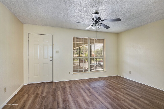 Building Photo - Vineyard Apartments