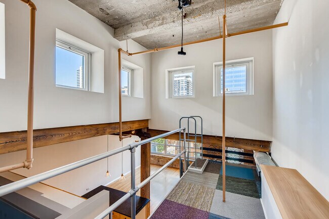 Building Photo - 333 S Desplaines St