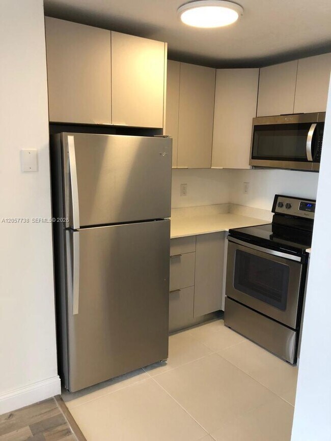 Building Photo - 9682 Fontainebleau Blvd