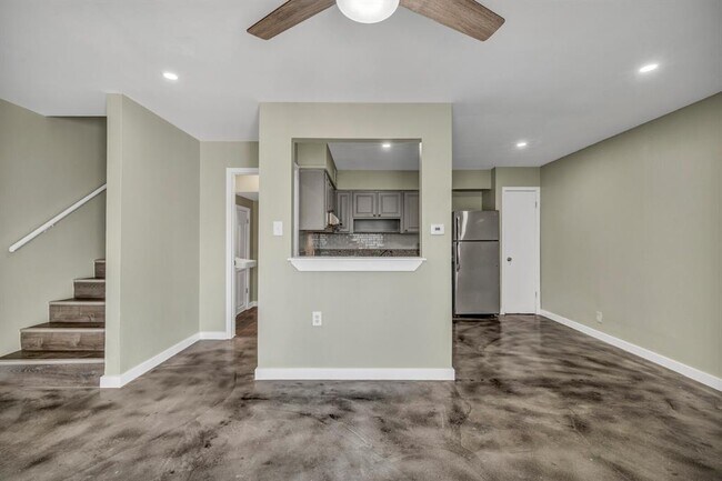 Building Photo - 2808 Skyway Cir
