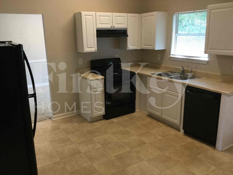 Building Photo - 5243 Round Table Dr