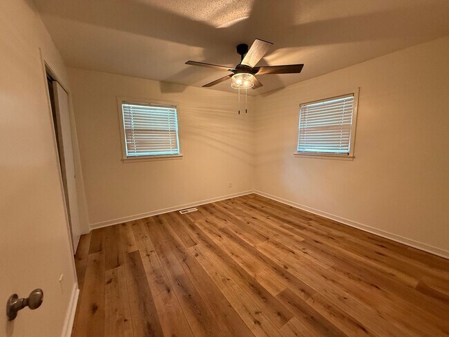 Building Photo - 3 bed 2 bath in the heart of the city