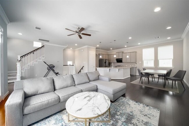 Building Photo - 2011 Royal Landing Dr