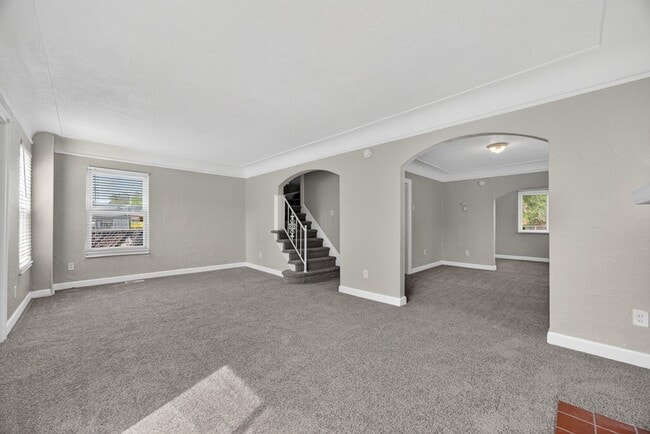 Building Photo - Spacious 3 bed 1.5bath Brick Colonial