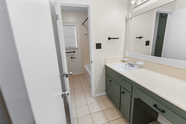 Building Photo - 302 Shadow Creek Dr