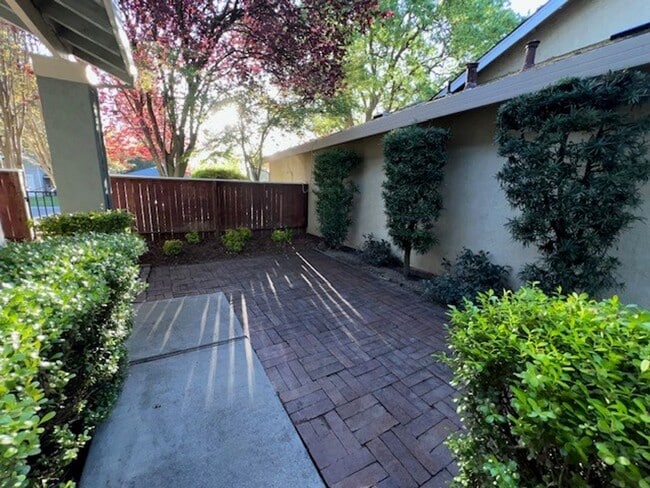 Building Photo - Freshly painted Pocket home close to schools and shopping.